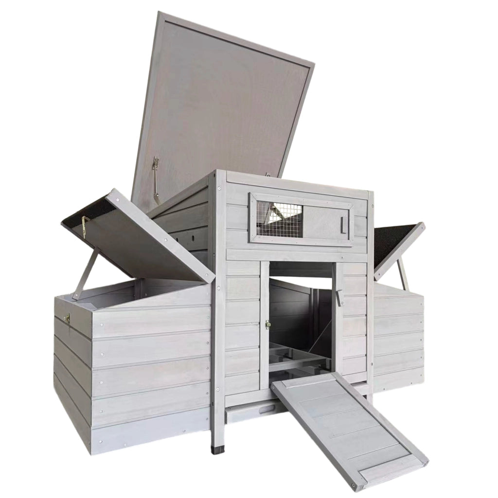 Pollaio in legno grigio chiaro con ventilazione laterale e cassette nido integrate