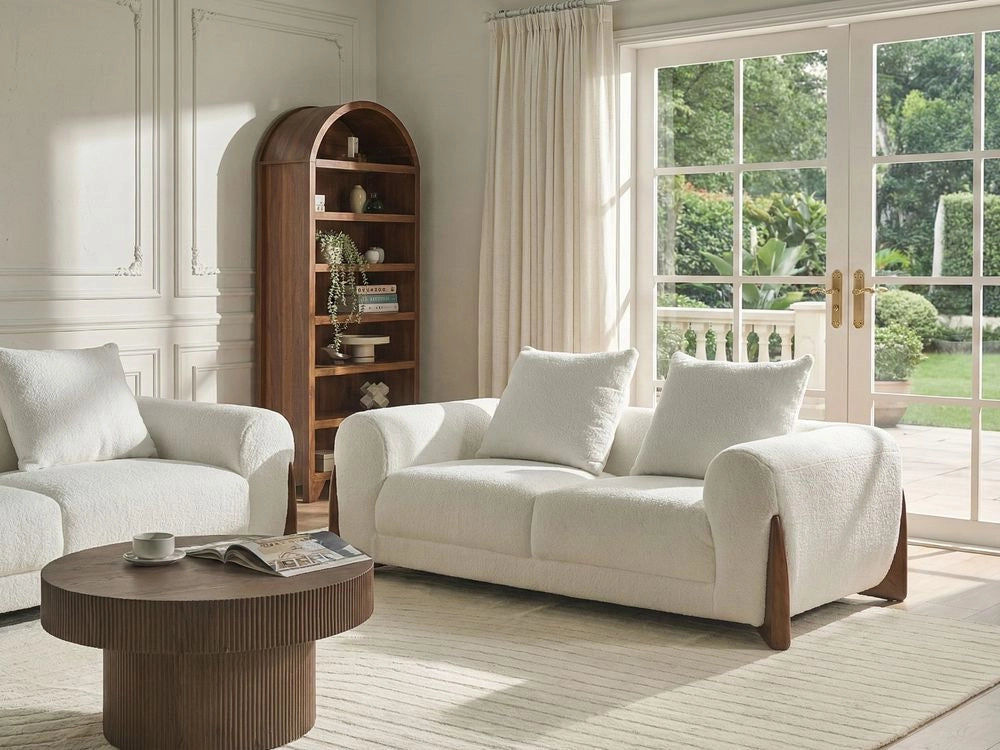 Divano a due posti con rivestimento in tessuto bouclè bianco con braccioli e gambe in legno stile moderno
