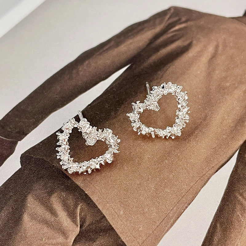 Orecchini a perno a forma di cuore in argento per donna, stile di nicchia, nuovi orecchini a cuore traforati in argento con ago