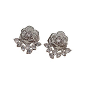 Squisiti mini orecchini a forma di camelia con zirconi, un tocco di lusso.