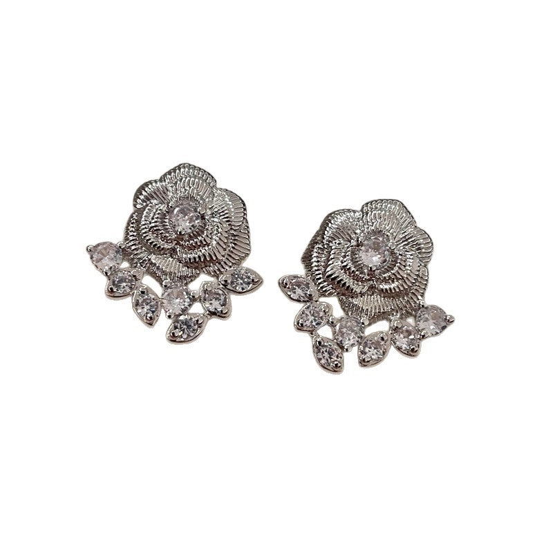 Squisiti mini orecchini a forma di camelia con zirconi, un tocco di lusso.