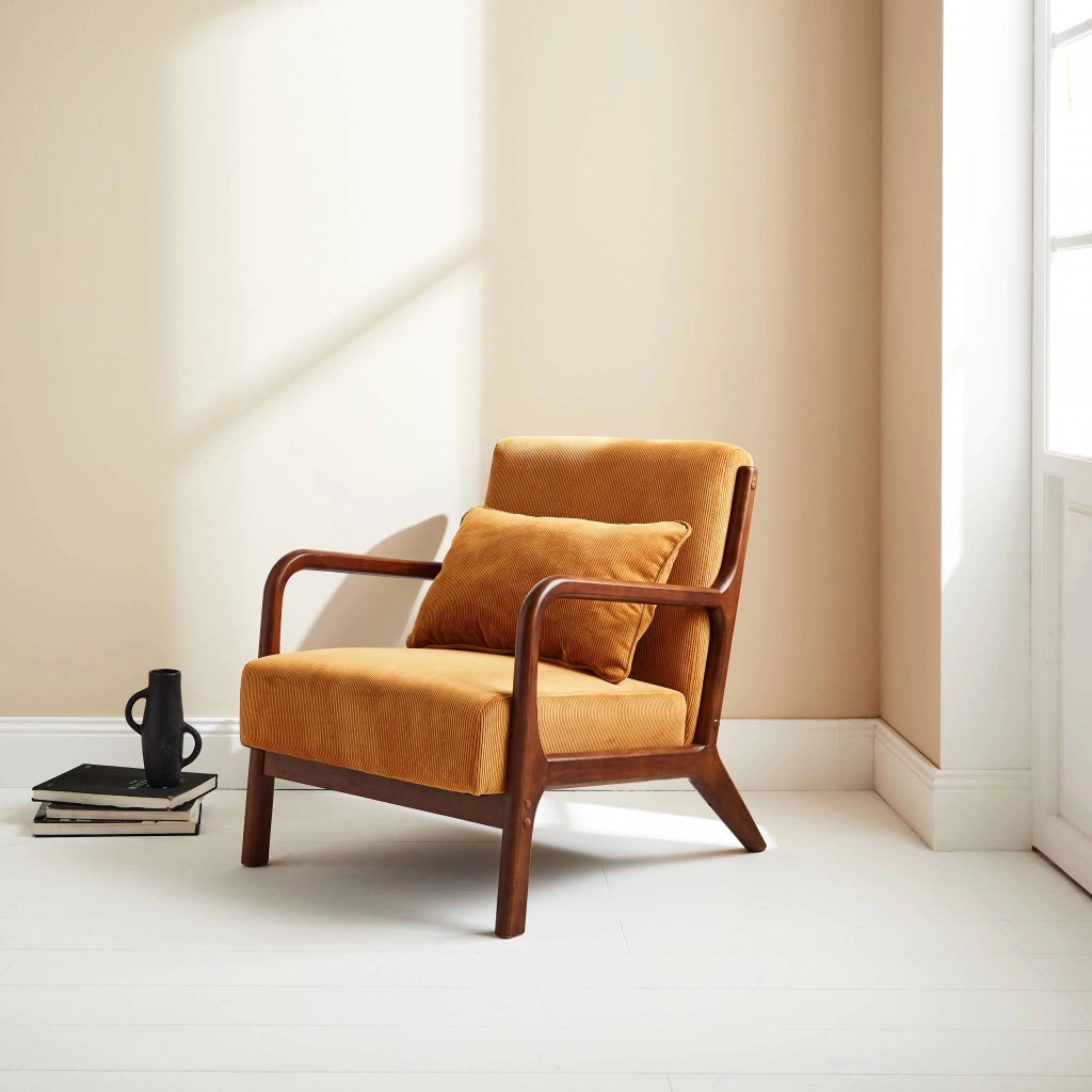Poltrona scandinava in velluto a coste e legno di hevea, ocra