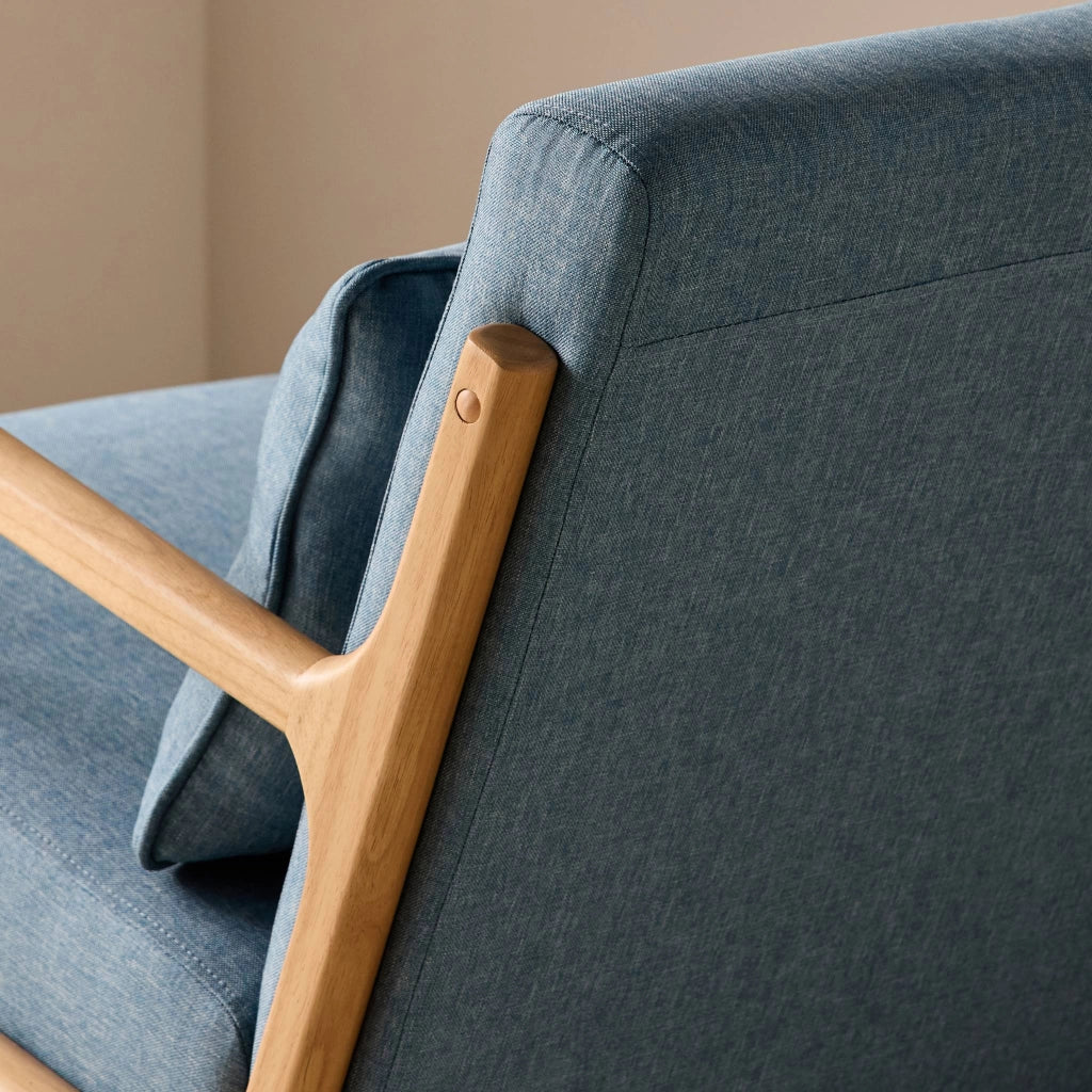 Poltrona scandinava a dondolo in legno e tessuto con braccioli, blu