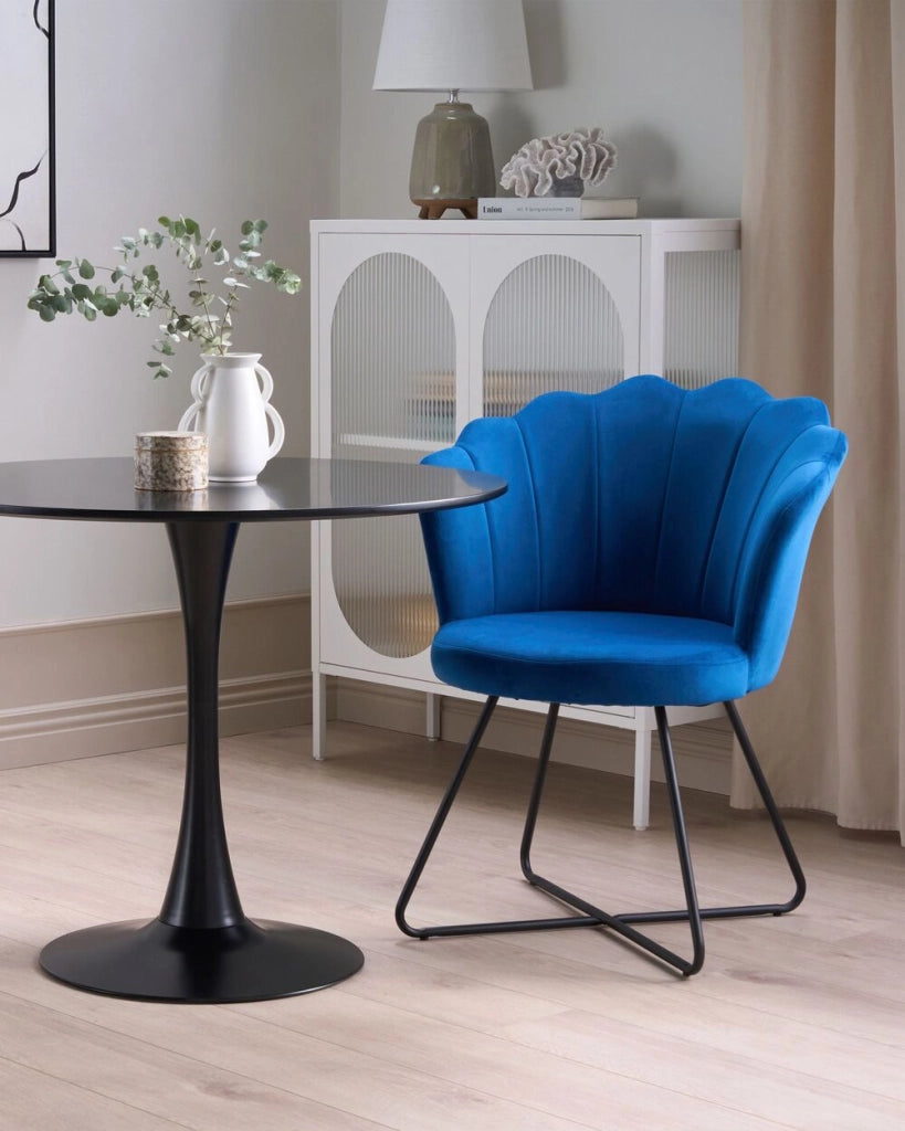 Sedia senza braccioli Rivestimento in velluto blu marino Schienale a conchiglia Design classico vintage Struttura in metallo nero