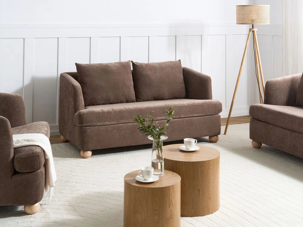 Divano a 2 posti rivestito in ciniglia marrone con gambe rotonde in legno e braccioli per soggiorno angolo lettura stile moderno minimalista
