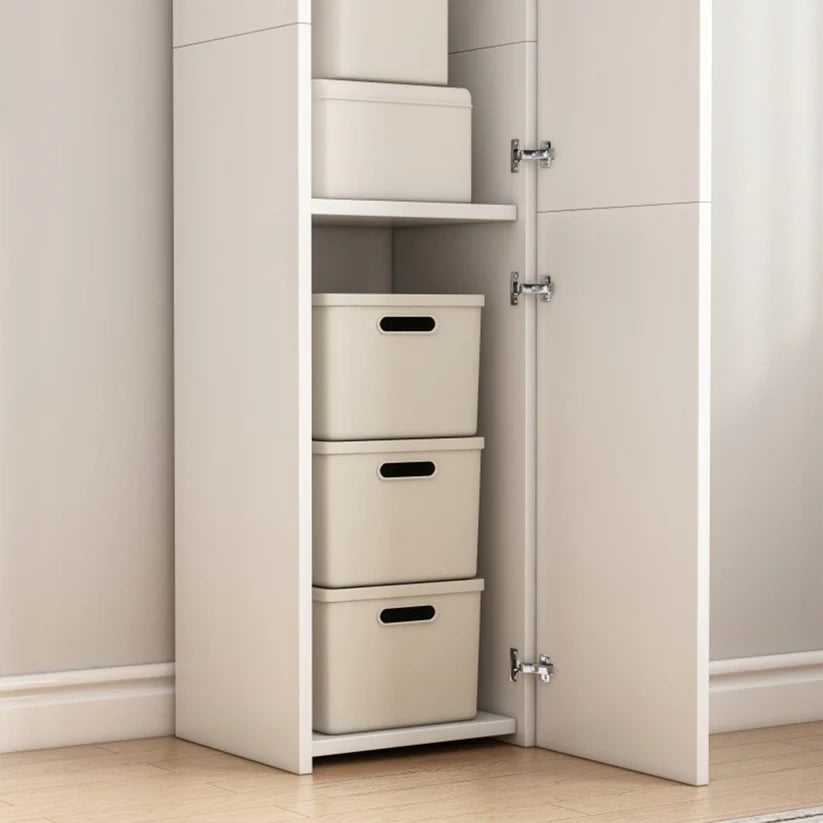 Armadio 30x170x30 cm di colore bianco, pratico e compatto.