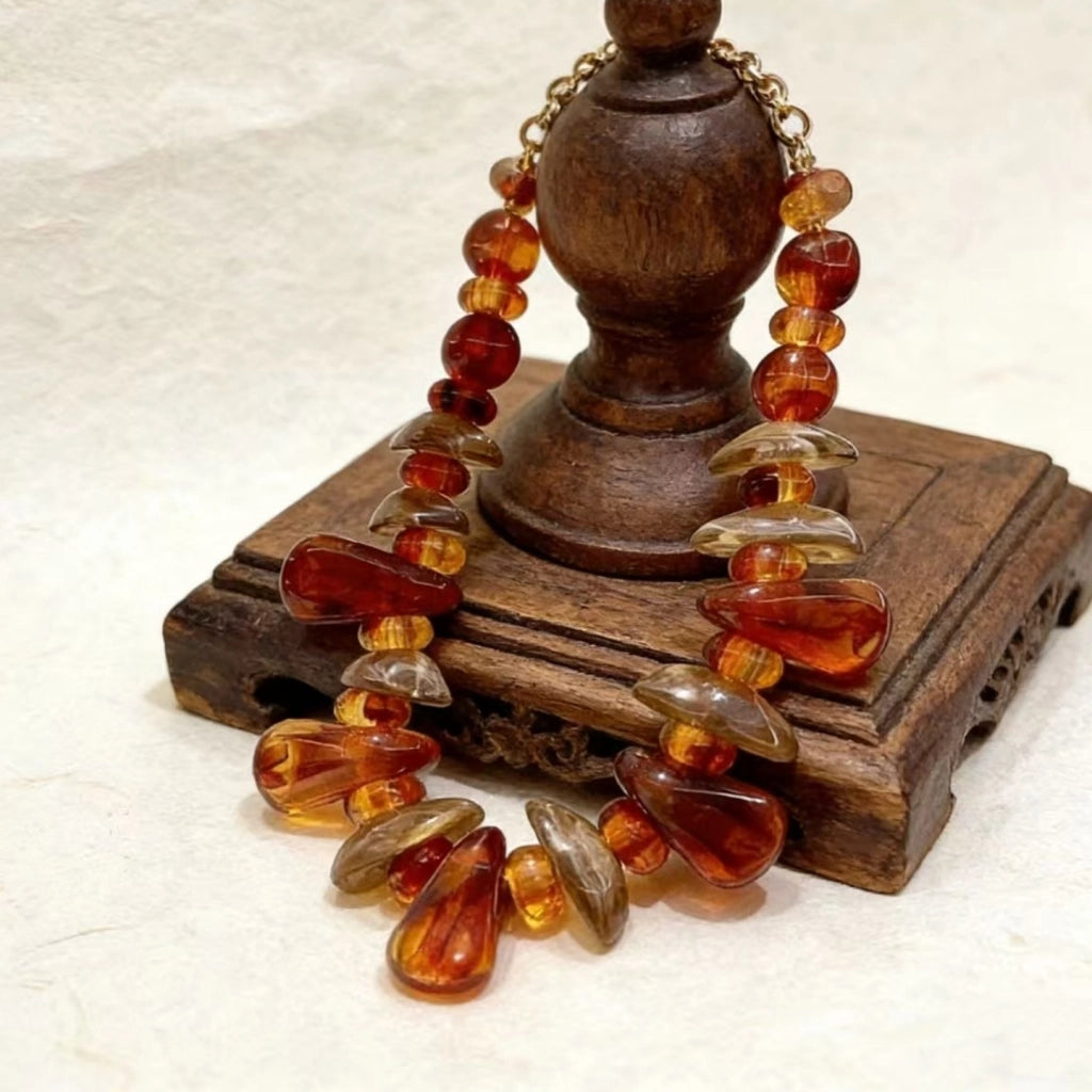Collana di perline di resina d'ambra dalla forma irregolare