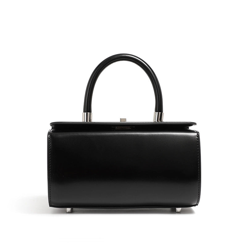 Borsa a tracolla da donna in vera pelle, semplice ed elegante, colore nero.