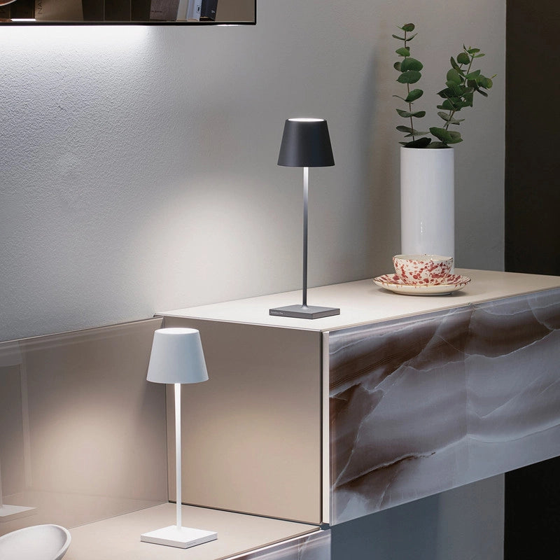Lampada a led da tavolo Poldina Pro Bianca ricaricabile e dimmerabile con batteria fino a 12 ore. Da uso esterno IP65