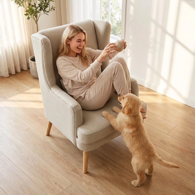 Poltrona con schienale alto, seduta ampia e cuscino lombare, beige