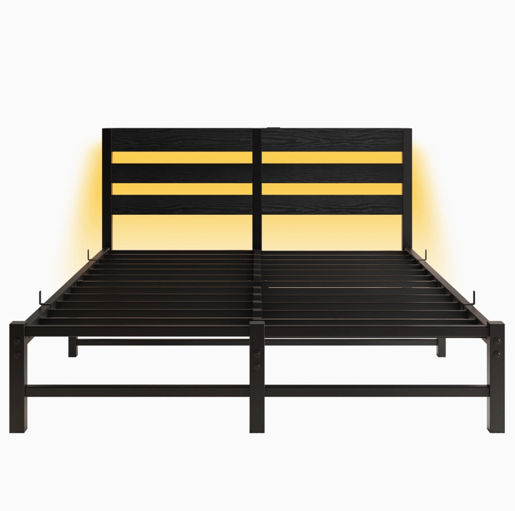 Letto in metallo 140x200 cm con LED RGB; 2 porte USB e ripiano; nero