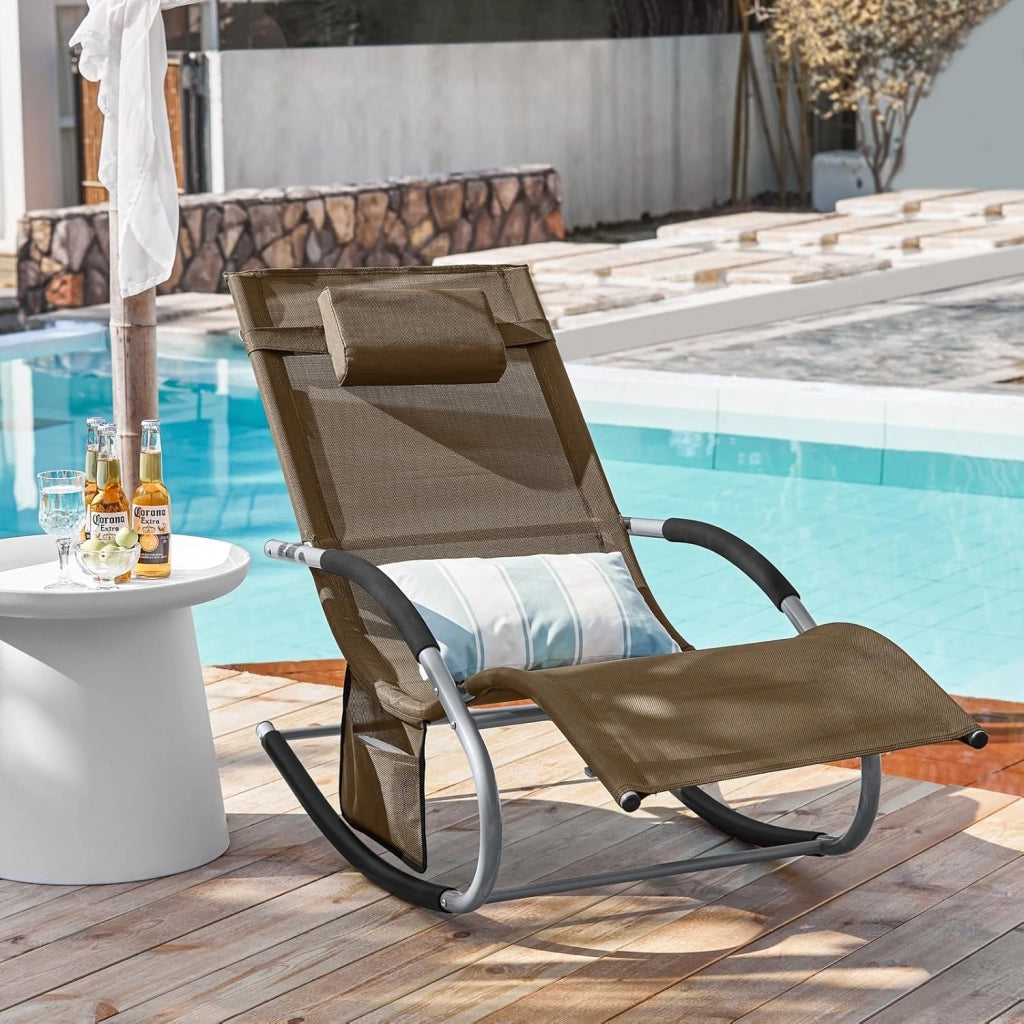 Set di 2 sedie a dondolo da esterno Poltrone sedie sdraio da giardino con cuscino e poggiatesta portata fino a 150 kg Marrone 150x63x87 cm OGS28-BRX2