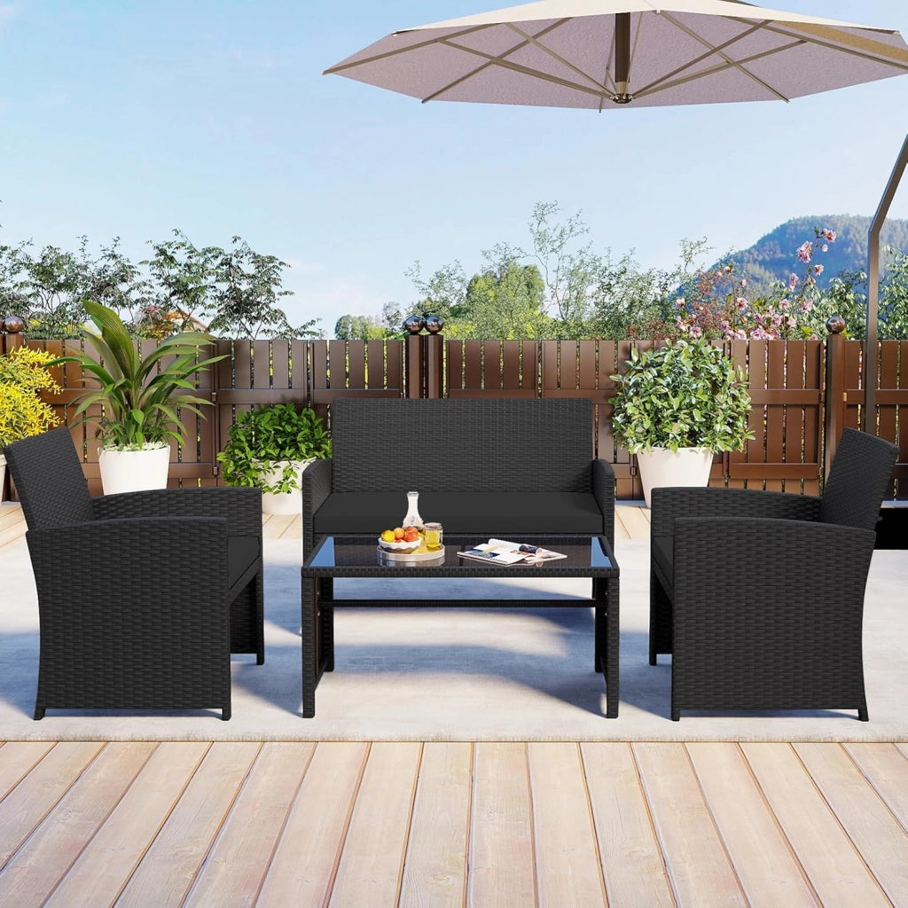 Set Salotto da Giardino 4 Pezzi, Divanetto e Poltrone in Rattan con Tavolino da Caffè in Vetro Temperato, Set di Mobili da Esterno Imbottiti per Cortile, Veranda e Bordo Piscina (Nero)