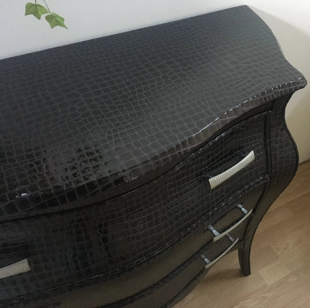 Como' bombato rivestito in pelle nera l.102 p.42 h.85 - Mobili 2G