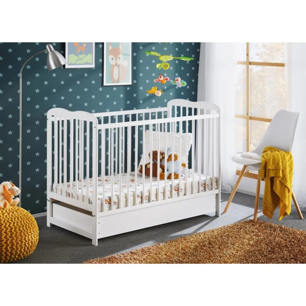 Lettino evolutivo per bambini con cassetto e materasso della collezione NOE, regolabile in altezza. Colore bianco opaco.