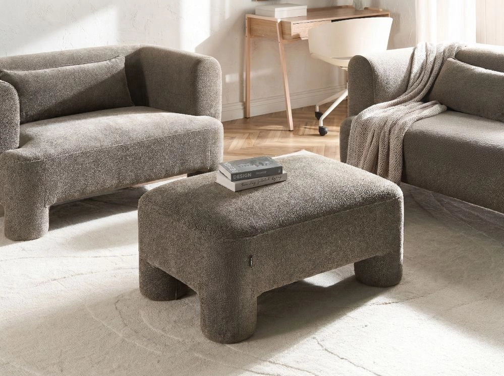 Rivestimento in tessuto marrone ottomano texture morbida gambe cilindriche stile organico