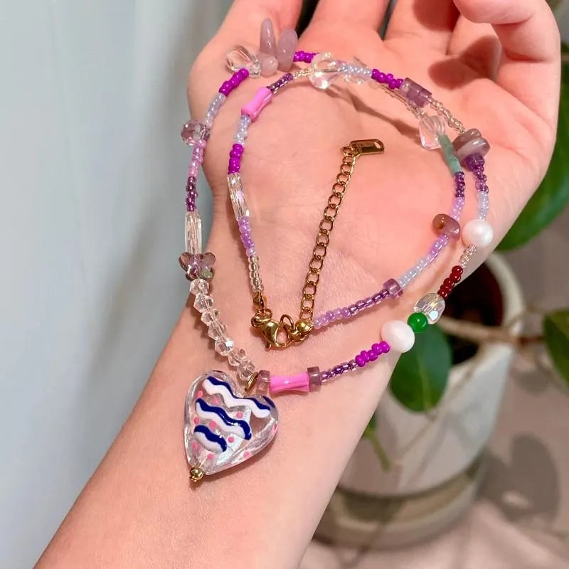 Collana a forma di cuore con perline di vetro: gioielli fatti a mano rosa e viola