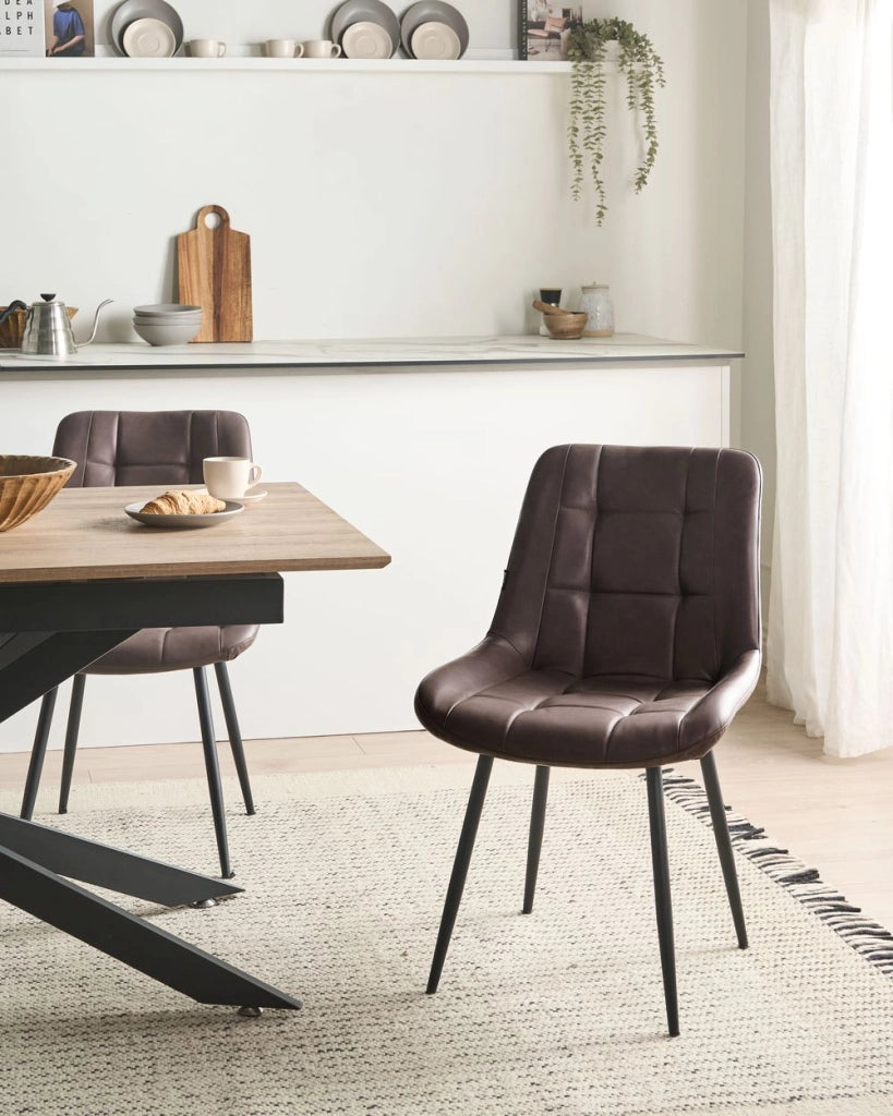 Set di 2 sedie da pranzo in ecopelle marrone scuro gambe in ferro Nero sedie moderne imbottite