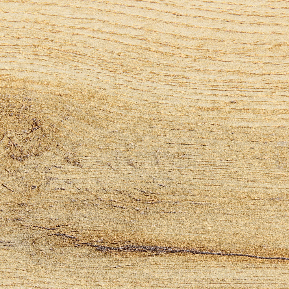 Tavolino da comodino in MDF legno chiaro con due ripiani aperti, pezzo minimalista e contemporaneo per la camera da letto