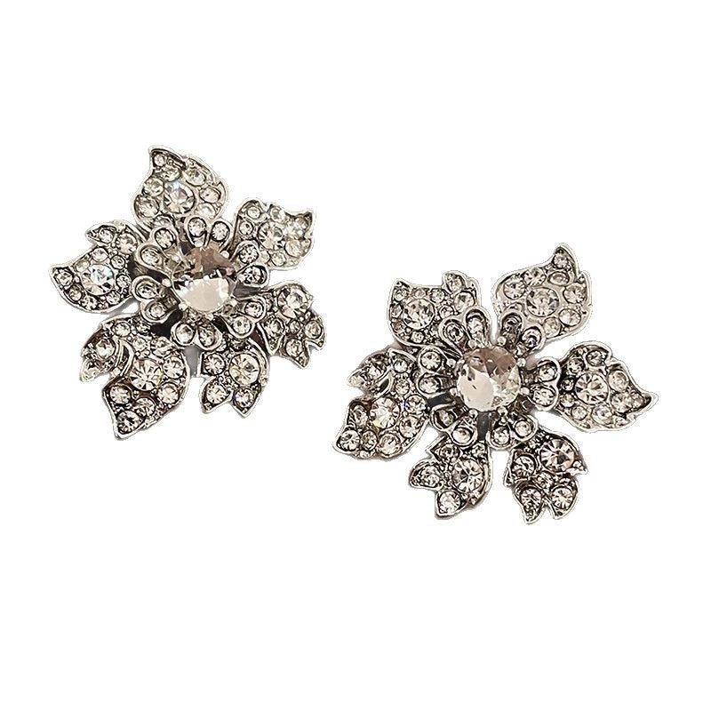 Eleganti e raffinati orecchini a fiore con diamanti e cristalli
