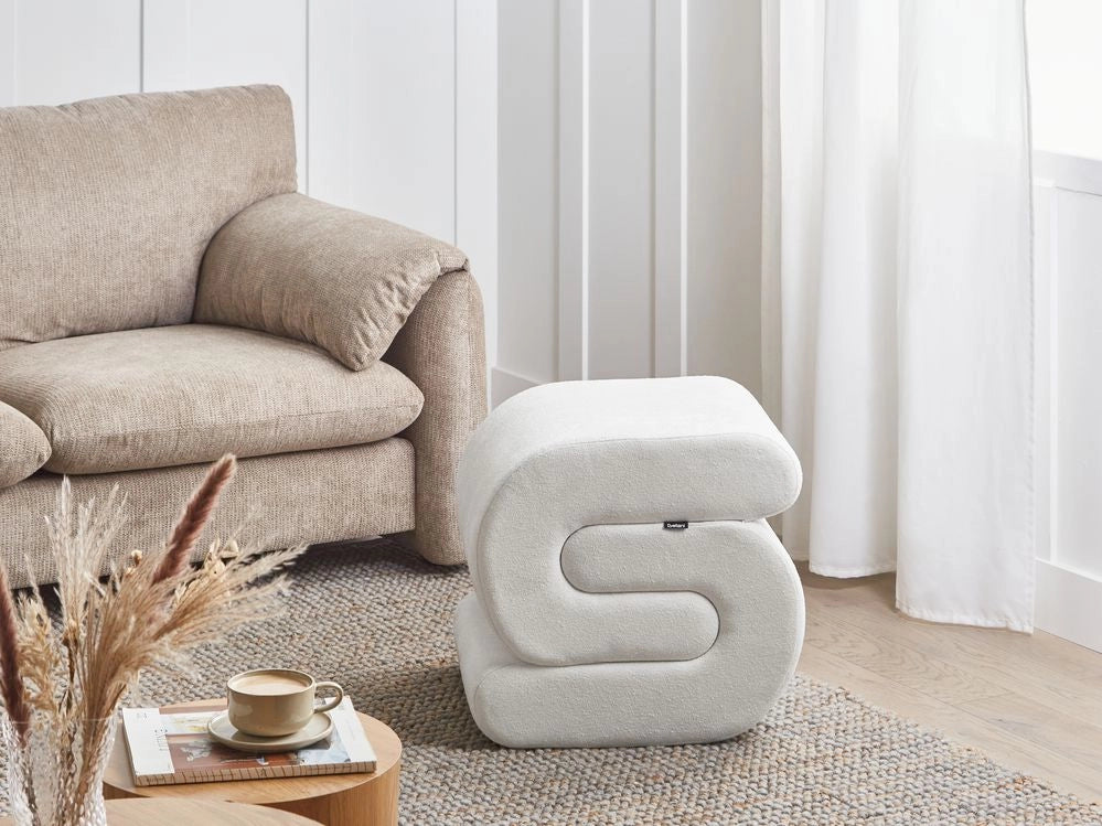Pouf poggiapiedi imbottito a forma di S per il soggiorno in tessuto di ciniglia bianco sporco