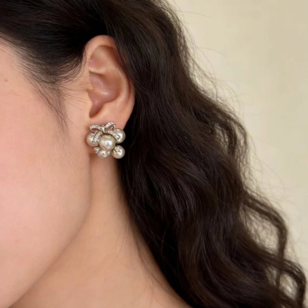 Orecchini a grappolo con perle color mousse color moka, unici e bellissimi, con zirconi e filo d'uva.