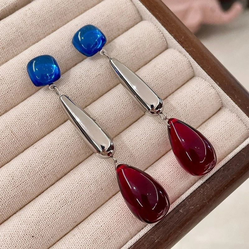 Orecchini a lobo lunghi a goccia con blocchi di colore blu e rosso, dal design elegante, unici e sofisticati, perfetti per le carnagioni chiare.