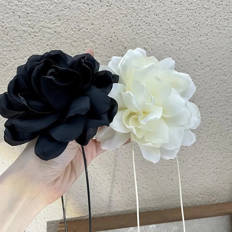 Collana girocollo con fiori e perline, realizzata a mano: stile vintage bianco e nero