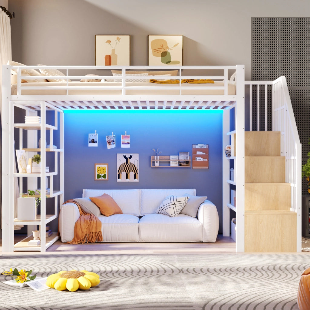 Letto a soppalco 90x200 cm con spazio libero sottostante; LED; ripiano; gradini integrati e parapetto; metallo bianco