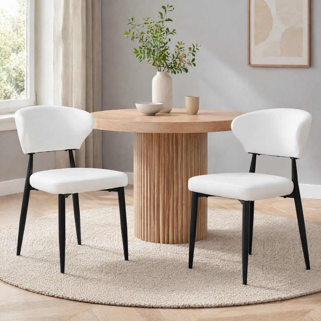 Sedie da pranzo moderne in PU bianco con gambe in metallo nero; set da 2; 72 x 65 x 47;5 cm