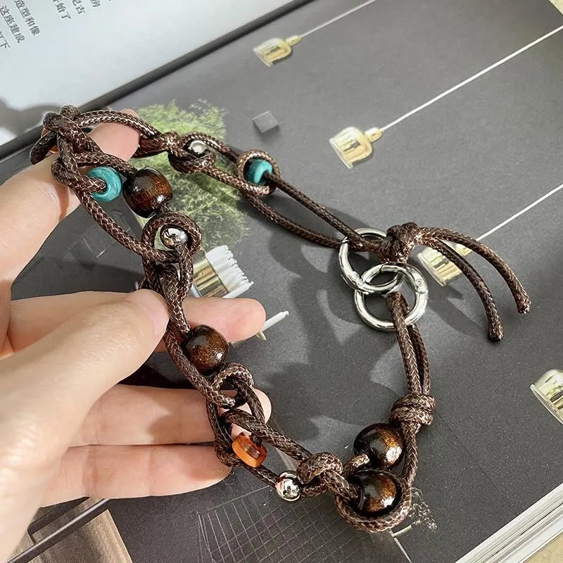 Collana fatta a mano con perline di legno marrone: cordino in pelle regolabile