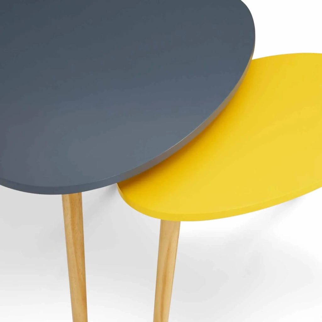 IDMarket - Set di 2 tavolini scandinavi GAIA laccati grigi e gialli
