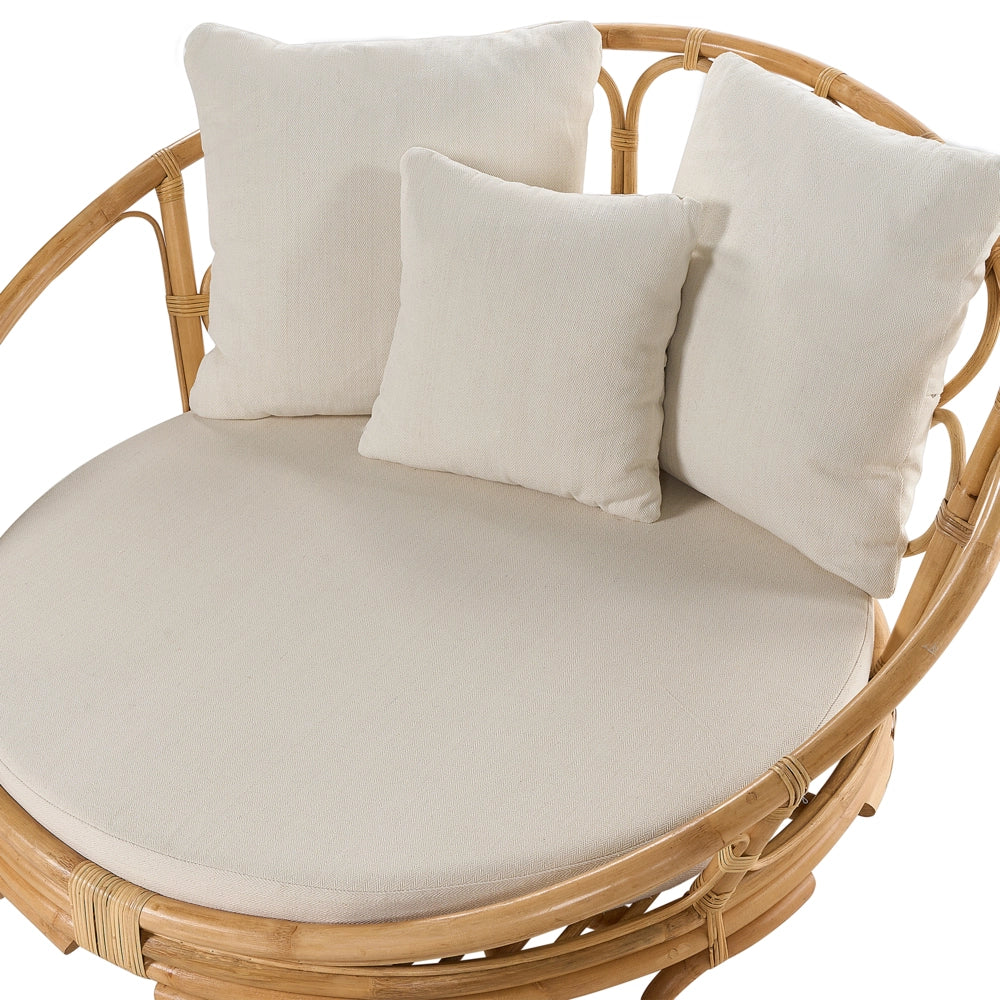 Lettino da esterno in rattan beige naturale con cuscini resistenti alle intemperie stile boho tradizionale
