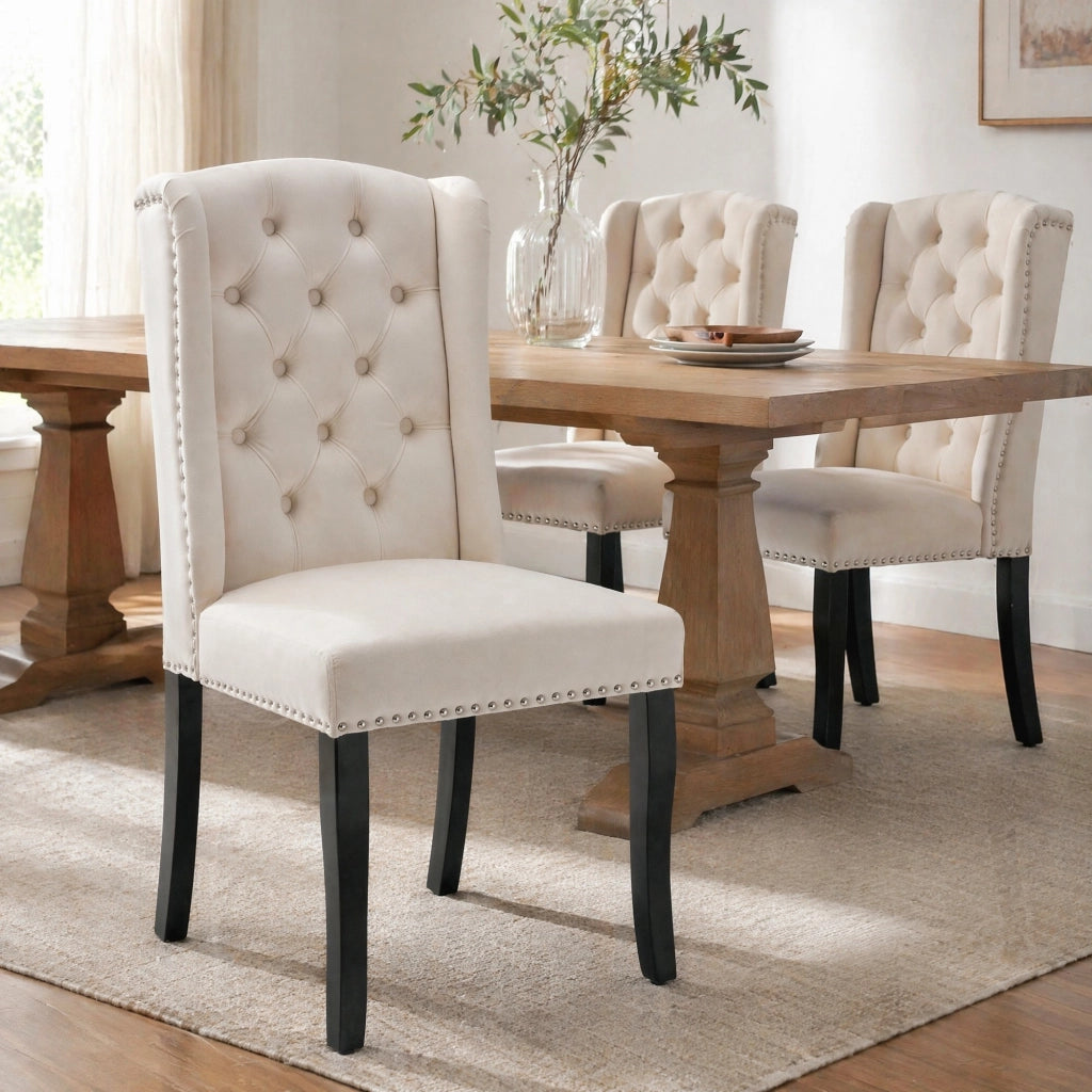 Set di 2 sedie da pranzo in velluto beige con gambe in legno massello di quercia, schienale curvo e dettagli con borchie