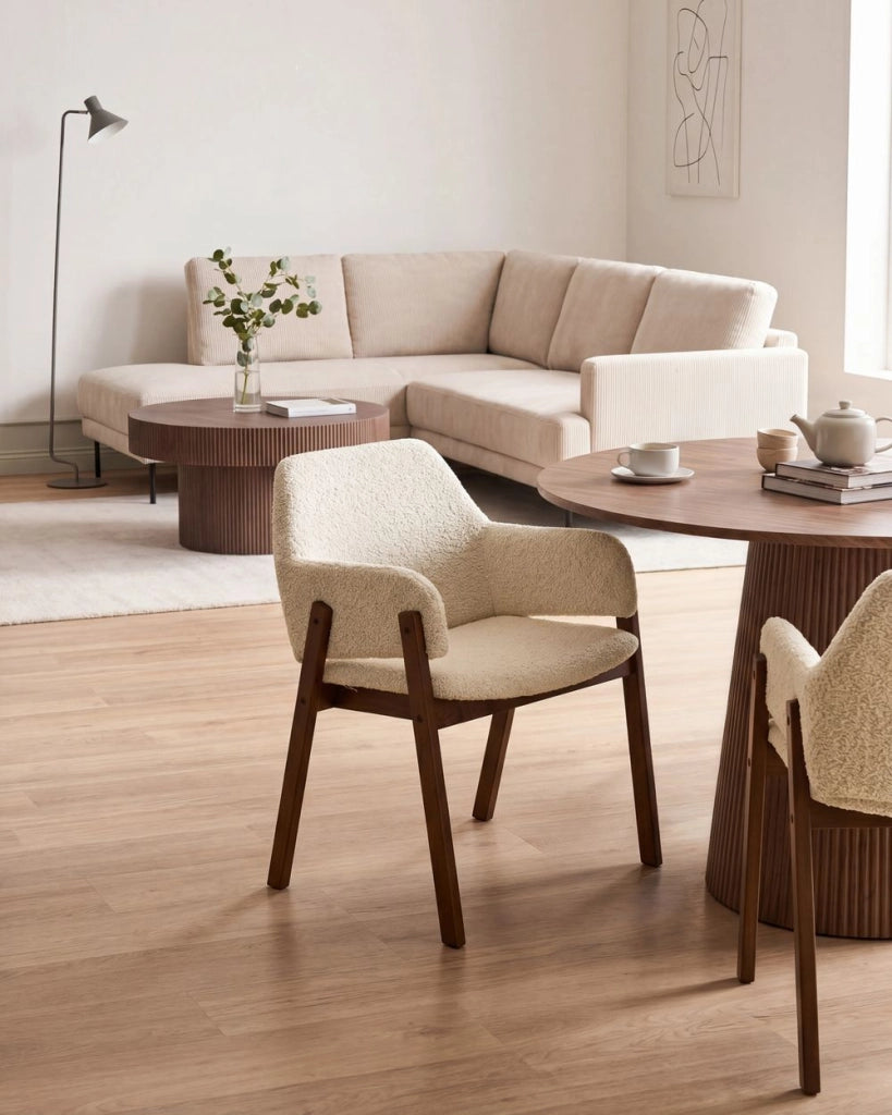 Set di 2 sedie da pranzo in tessuto bouclé marrone scuro e beige chiaro, con gambe in legno di gomma, stile retrò tradizionale
