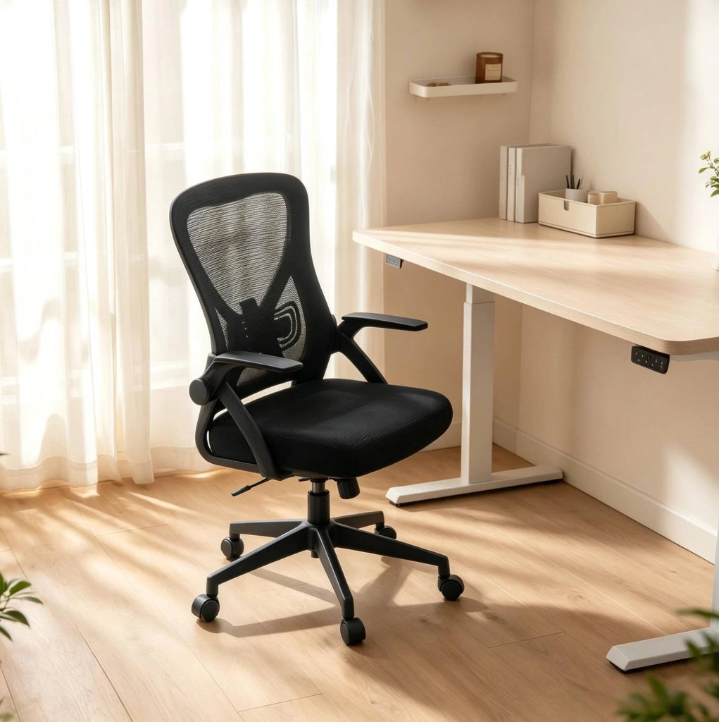 Sedia da ufficio ergonomica nera con schienale in rete, braccioli pieghevoli e altezza regolabile