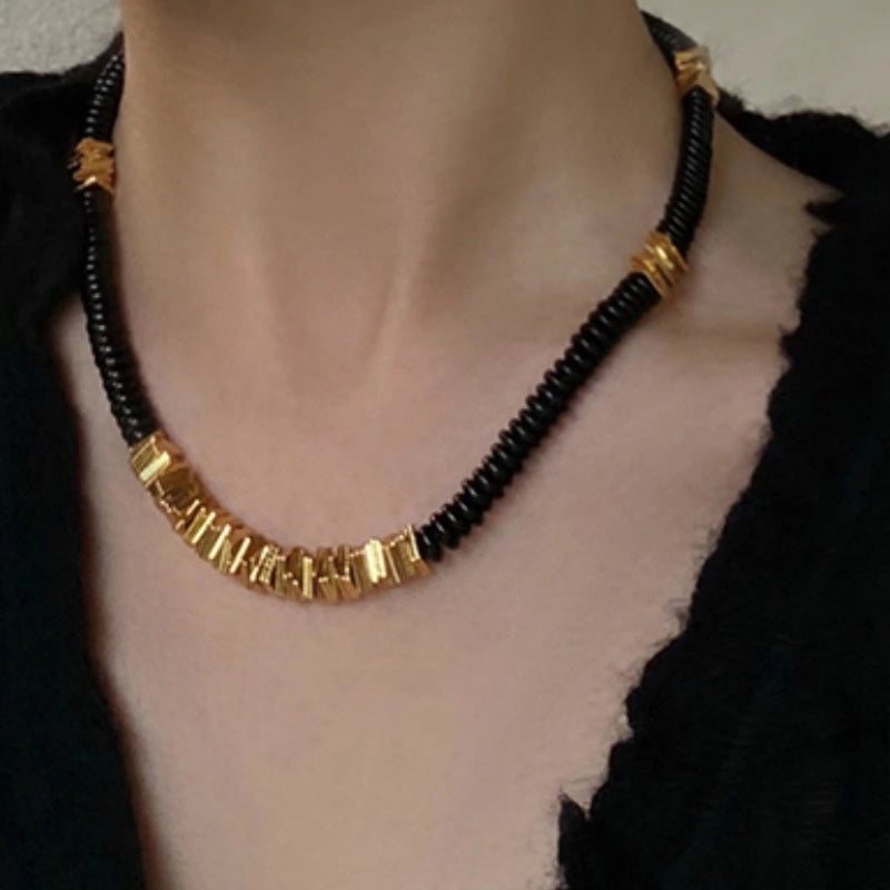 Collana da donna nera con perline rotonde, design unico, con giunzioni in metallo, catena per clavicola, collana a strati.