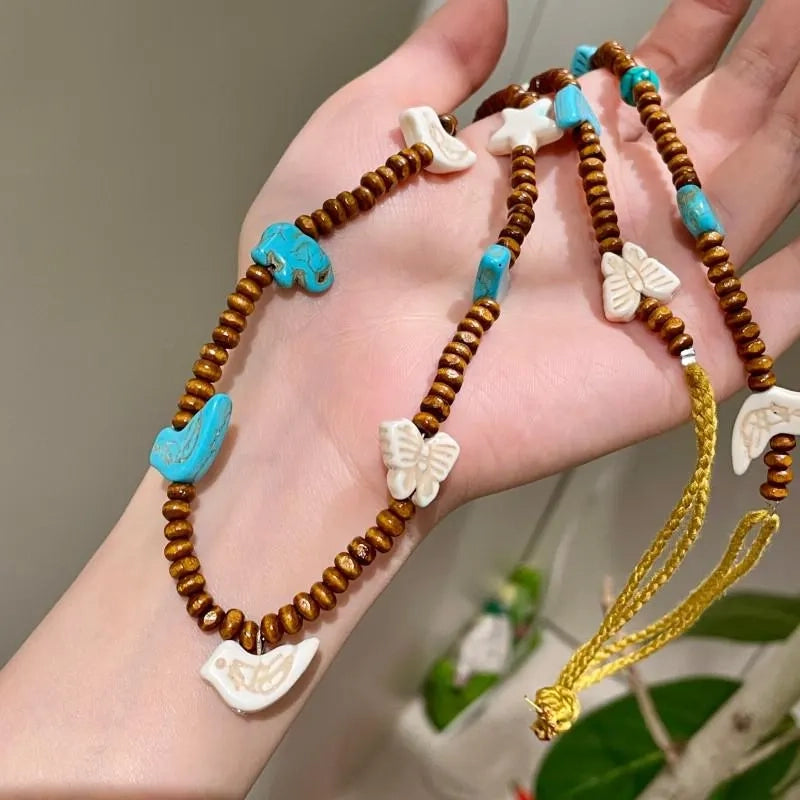 Collana vintage con farfalla e perline: ciondolo a stella in legno fatto a mano