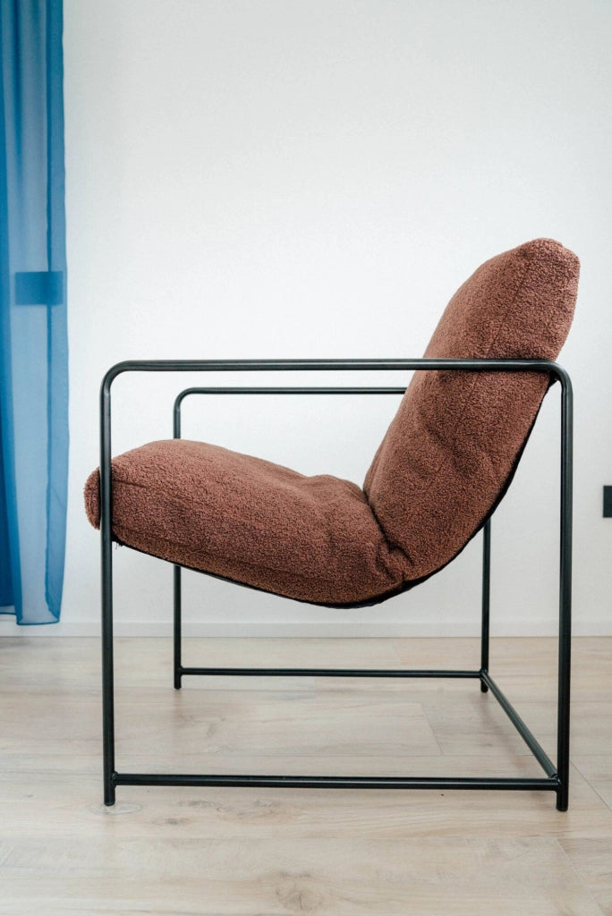 Poltrona Appare, Poltrona rivestita in tessuto bouclÒ©, Sedia imbottita, Seduta con braccioli in metallo, 61x67h75 cm, Marrone