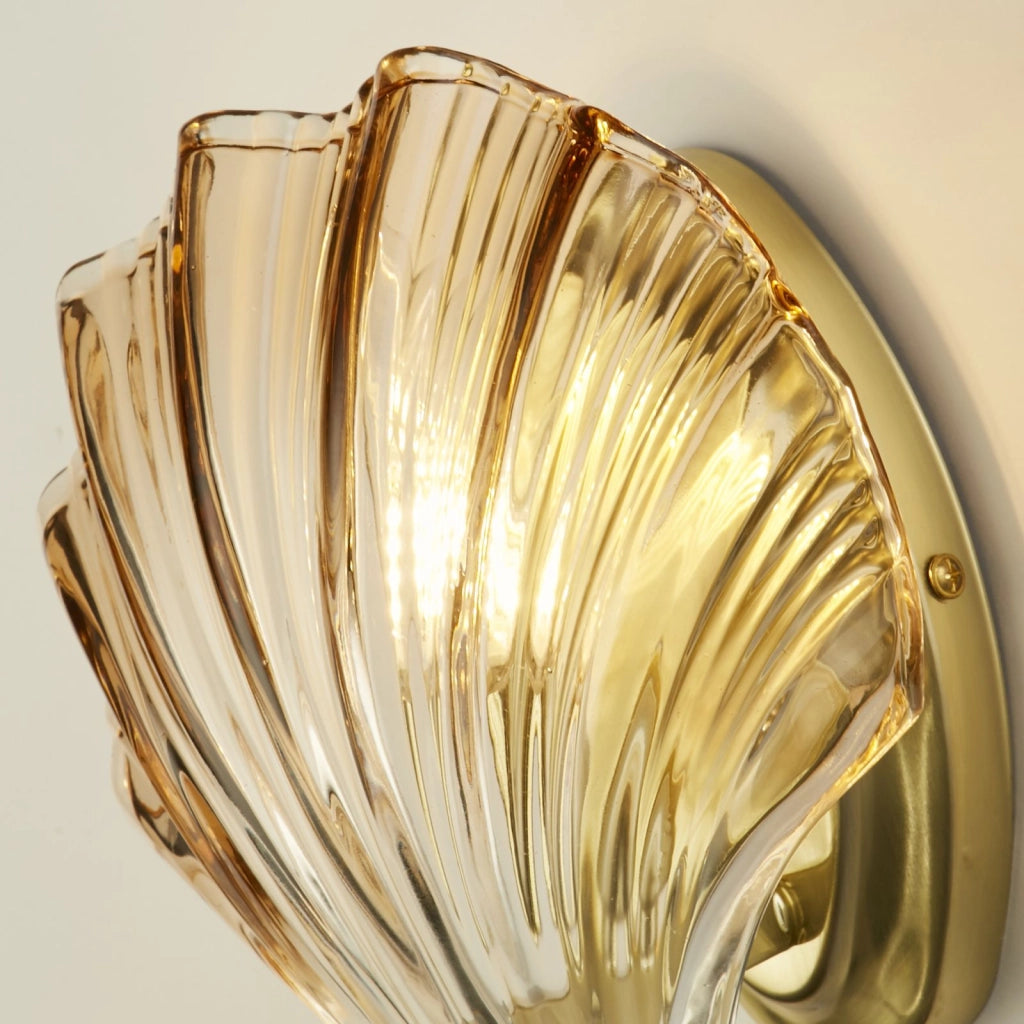 Applique Shell 1Lt, metallo ottone satinato e vetro ambrato IP44