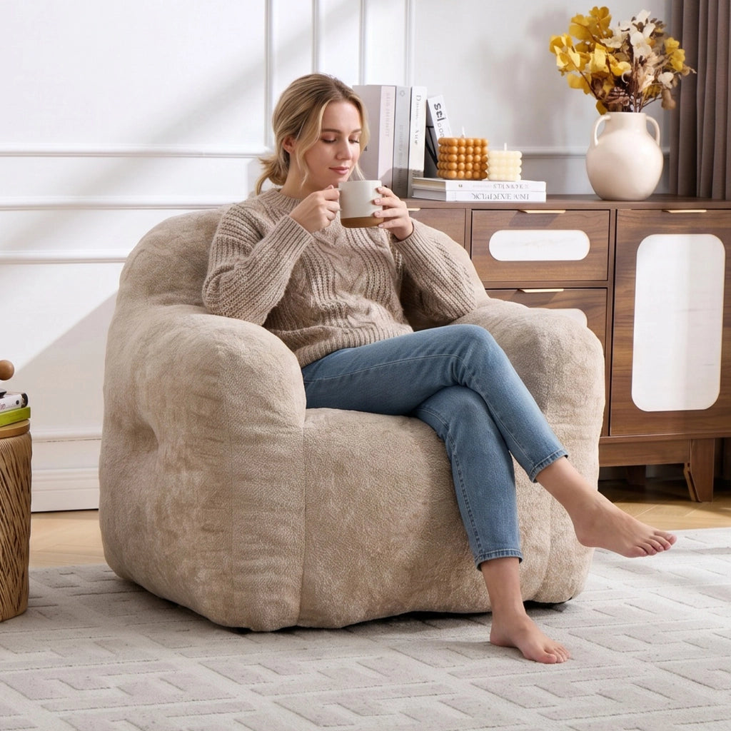 Pouf poltrona ergonomico con schienale avvolgente e braccioli per salotto e lettura in pelliccia sintetica beige