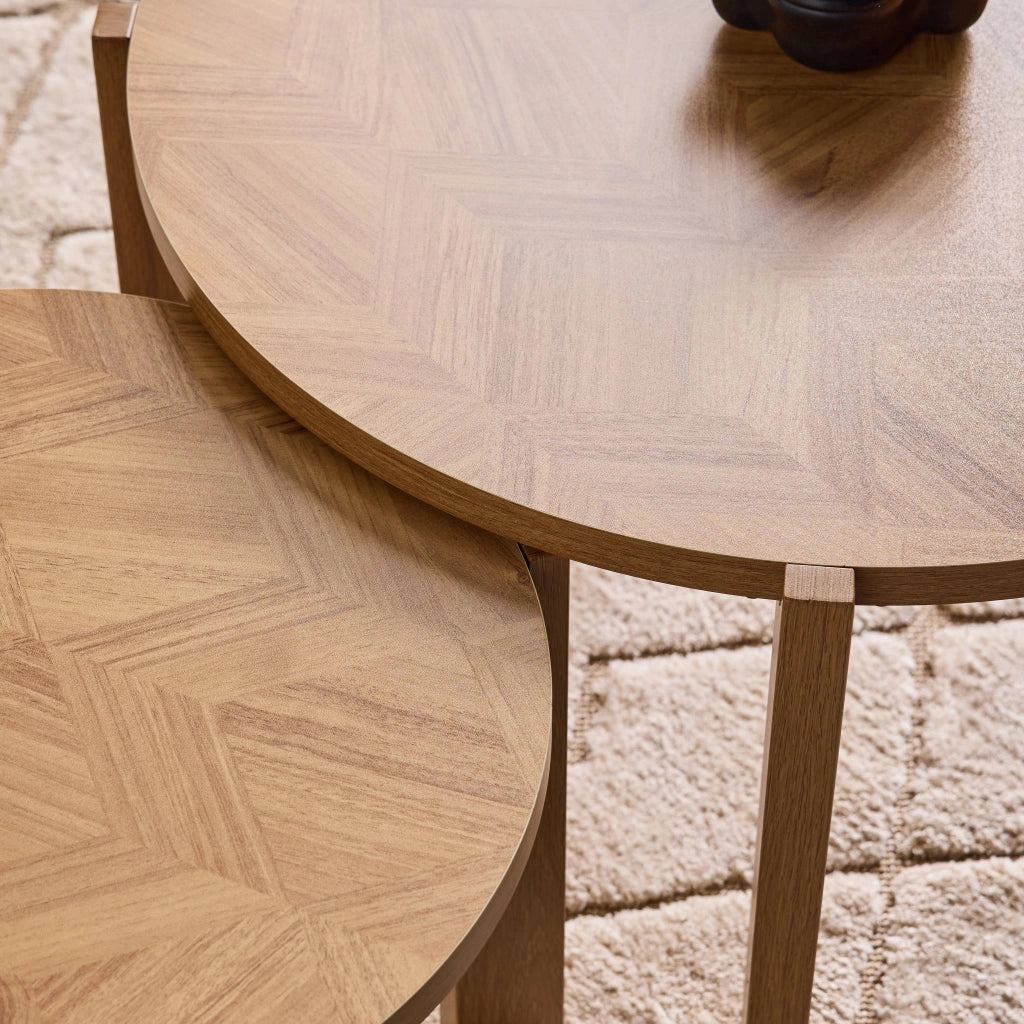 Tavolini vintage rotondi con piano effetto chevron, marrone naturale