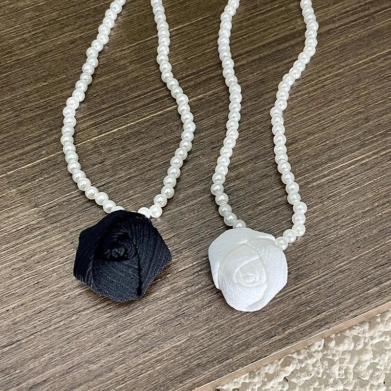 Collana fatta a mano con rose bianche e nere e perle, regalo di Natale per donna, regalo di compleanno
