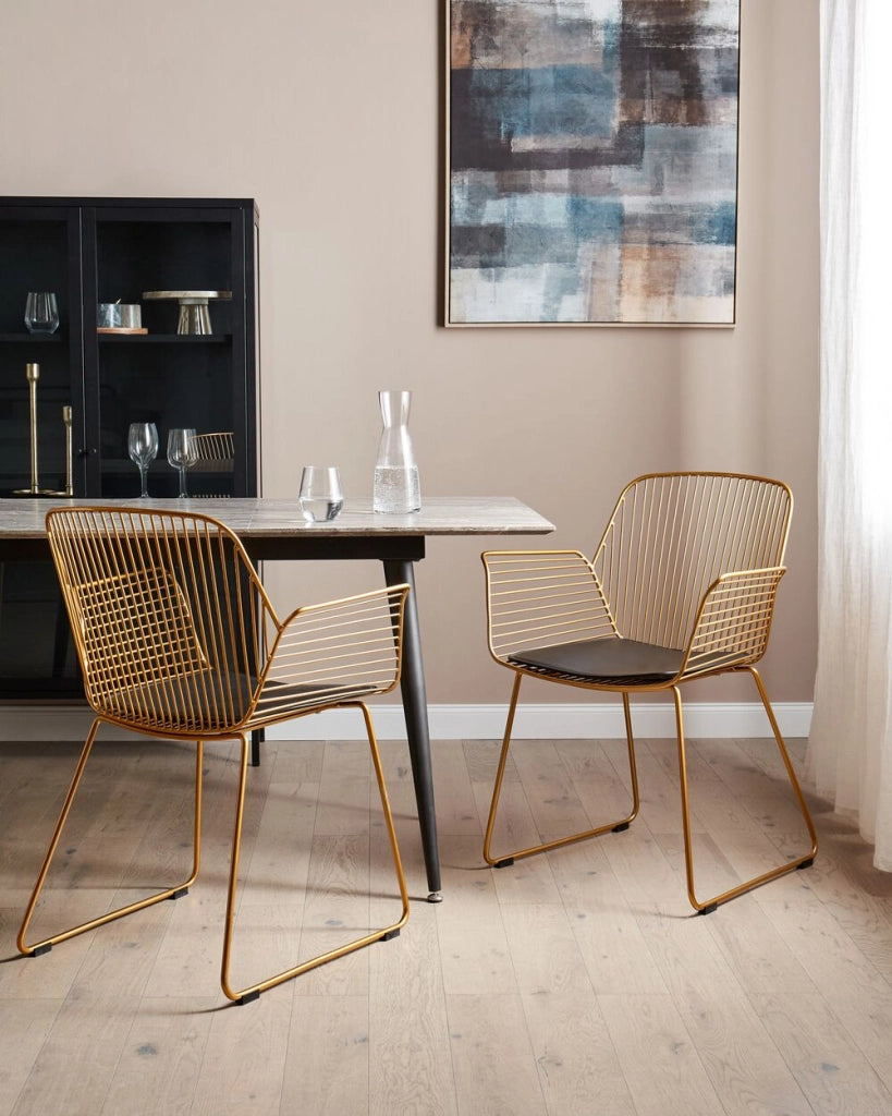 Set di 2 sedie da pranzo in metallo oro con schienale in filo di ferro e cuscini di seduta in ecopelle stile moderno industrale