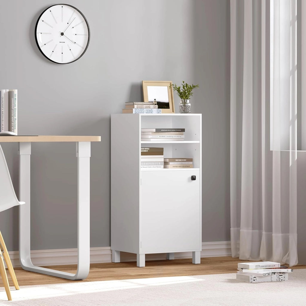 Credenza da Cucina con Portabottiglie per 5 Bottiglie, Libreria Chiusa Anta Bianca, Mobiletto Multiuso con Ripiani Regolabili, Scaffale Portaoggetti, in Legno e Metallo, 48x40x108cm