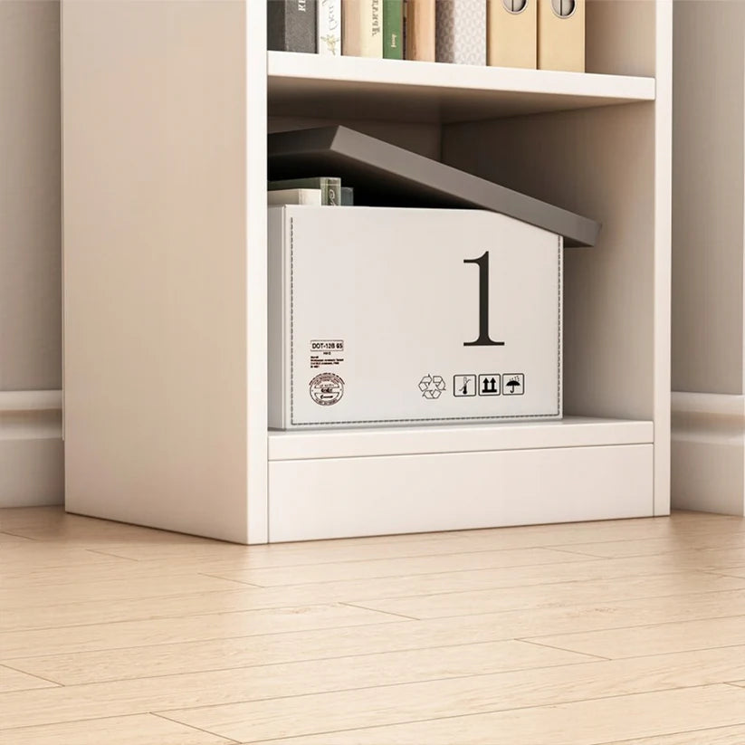 Libreria alta con finitura bianca, con misure 40x30x180 cm.