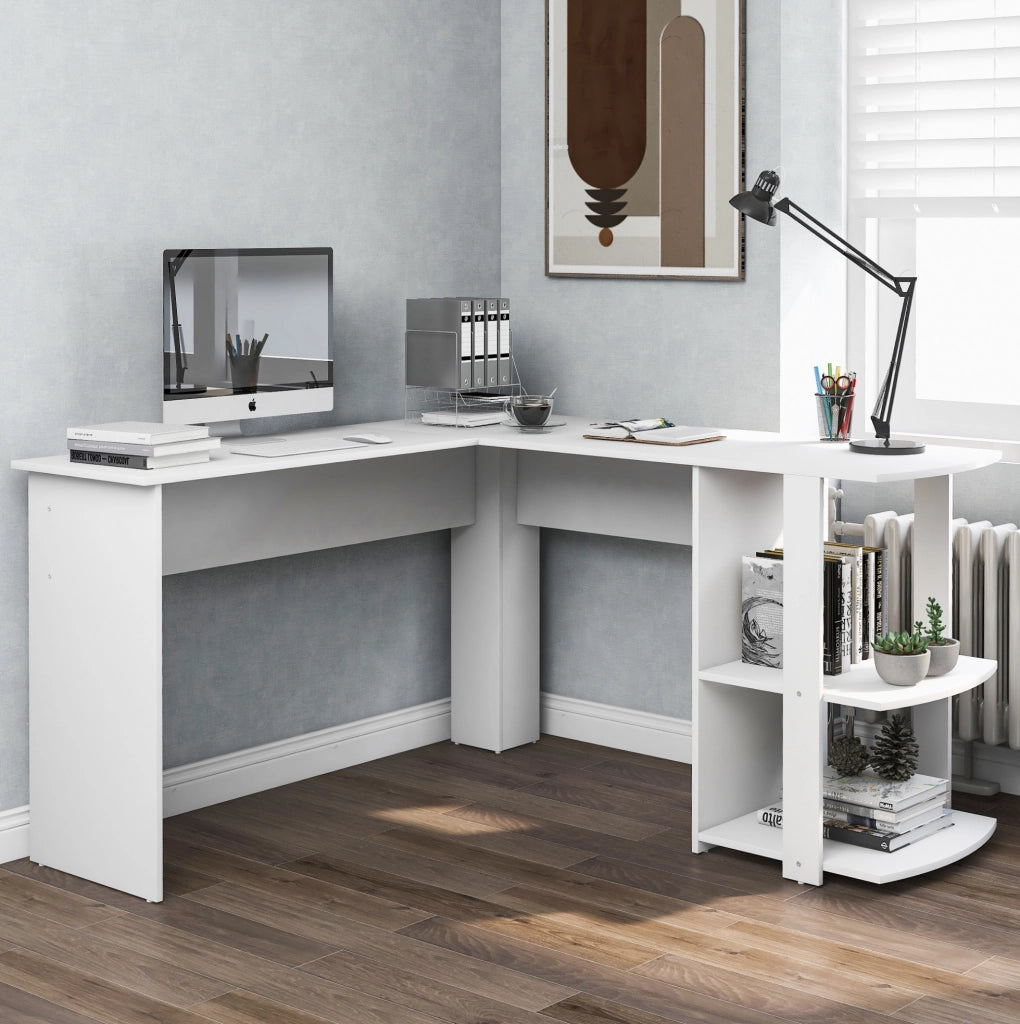 Scrivania angolare 140x140x75 cm in MDF bianco con 2 ripiani per home office