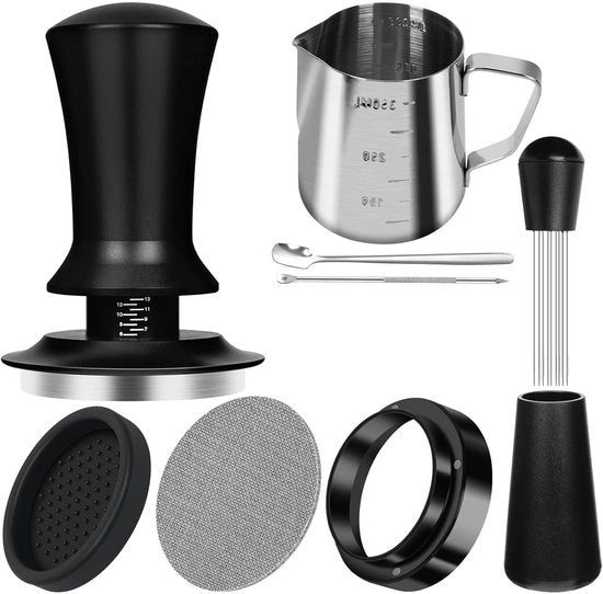 Set di accessori per caffè da 51 mm, con 10 pezzi, comprendente: 
- Regolatore di dosaggio da 51 mm
- Set di filtri per caffè da 51 mm
- Strumento
- Manico per caffè
- Matassa per caffè
- Set di latte art
- Melanger da caffè da 51 mm