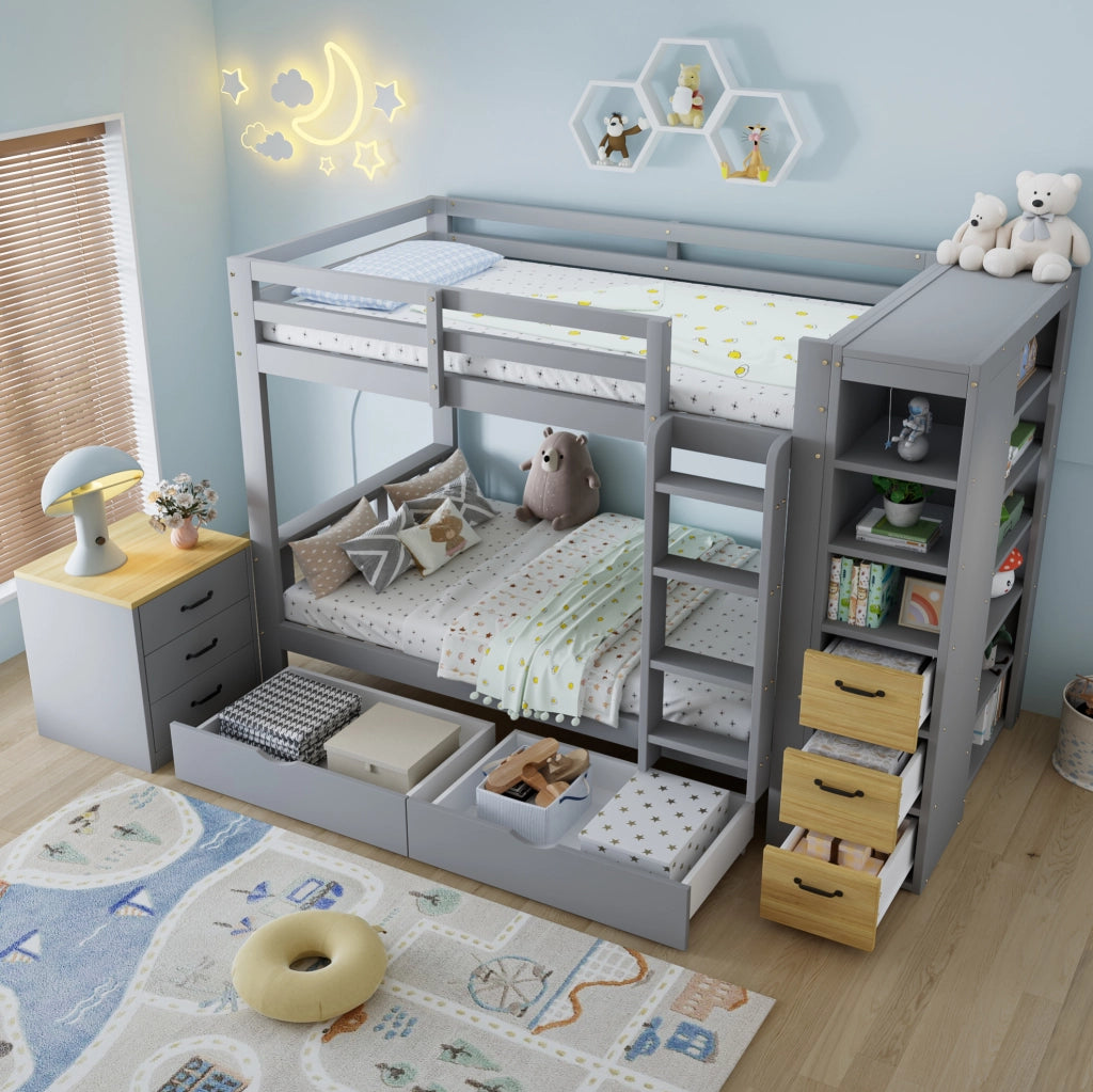 Letto a castello 90x200 cm con due cassetti; scaffale laterale e comodino separato; grigio chiaro/naturale