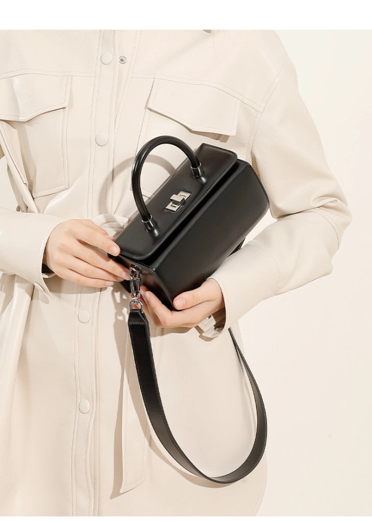 Borsa a tracolla da donna in vera pelle, semplice ed elegante, colore nero.